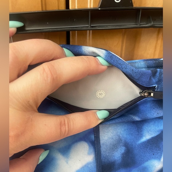 7. Lululemon Wunder Under Low-Rise Tight *Full-On Luxtreme 28” - Picture 6 of 6